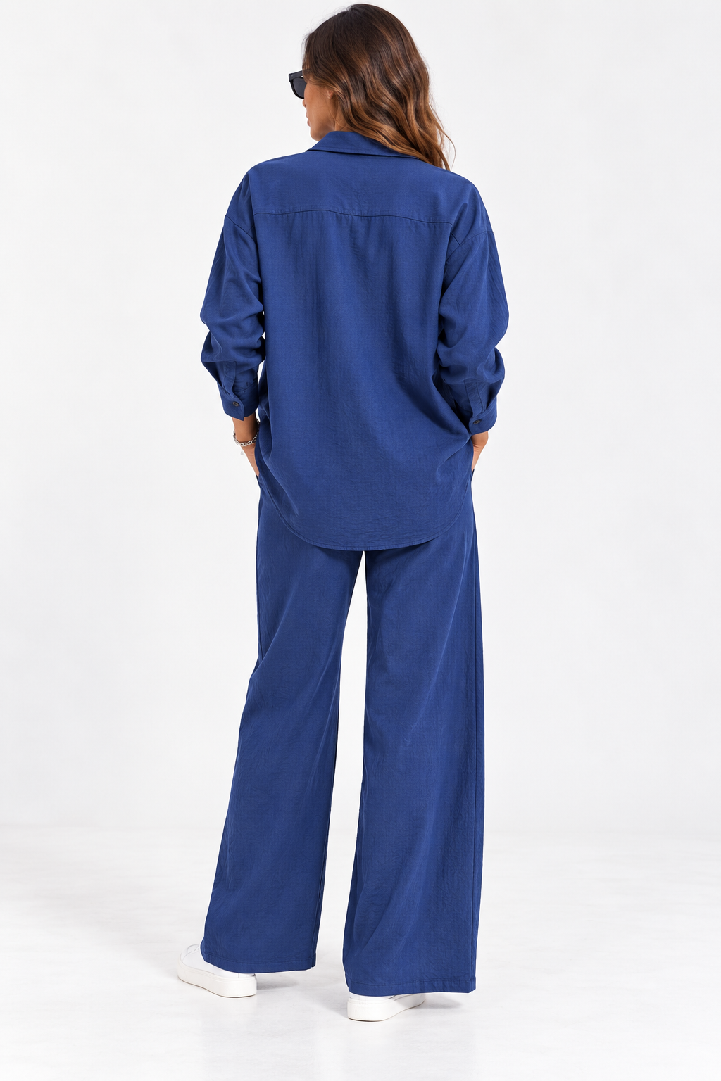 Completo donna 136 bluette effetto daino, vista posteriore della camicia oversize e del pantalone a gamba larga