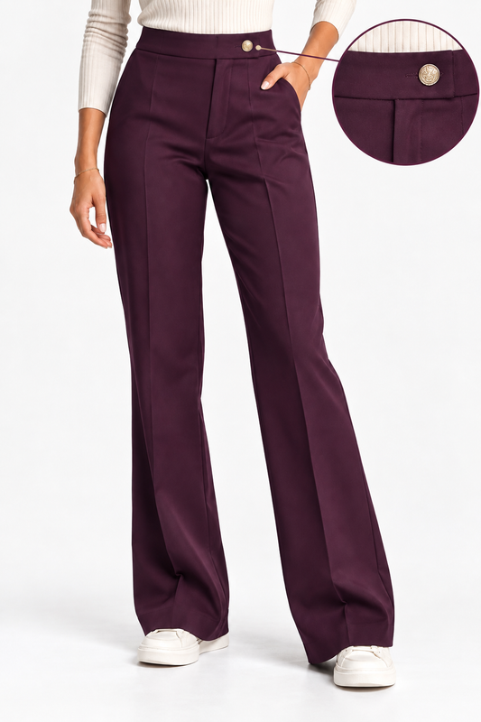 Pantalone donna a zampa 2958 bordeaux indossato, vista frontale con dettaglio ingrandito del bottone decorativo in vita.