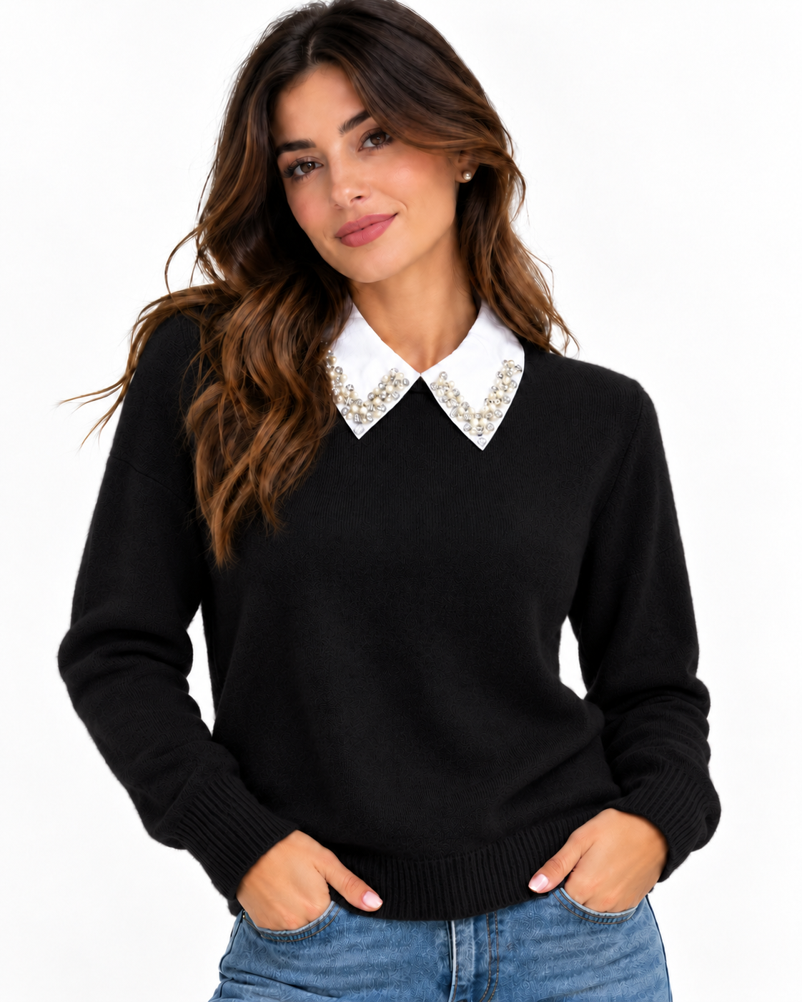 Maglia donna 926 nera indossata frontalmente, con colletto bianco decorato con strass.