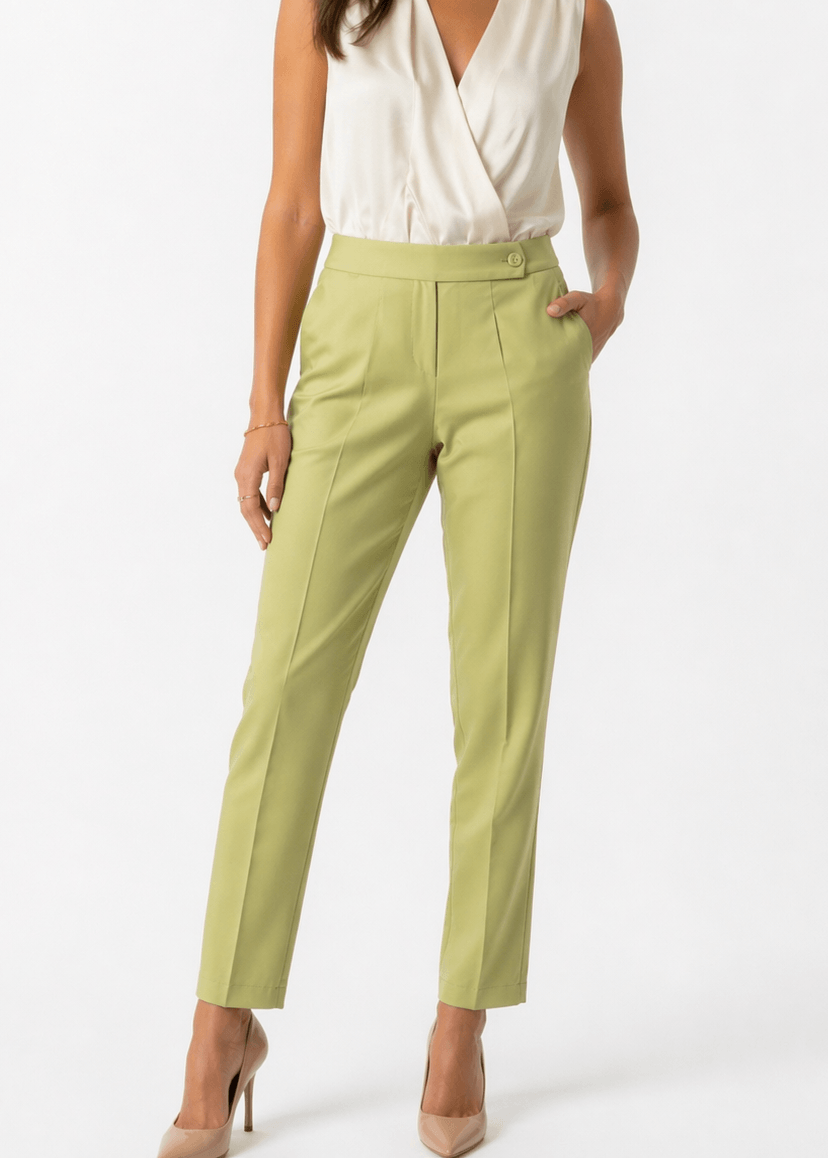 Pantalone capri donna vita alta colore verde chiaro con tasche a filo – vista frontale- indossato da modella - total look - Made in Italy Erica Bellucci
