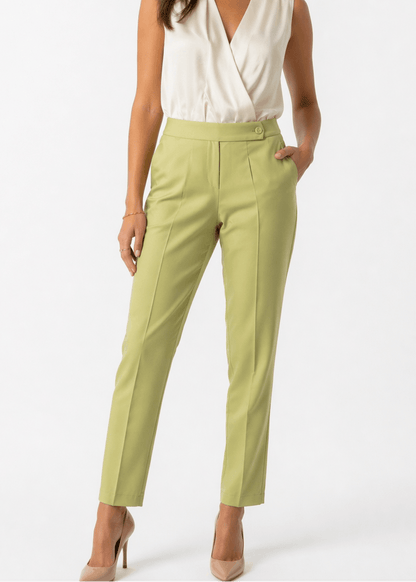 Pantalone capri donna vita alta colore verde chiaro con tasche a filo – vista frontale- indossato da modella - total look - Made in Italy Erica Bellucci
