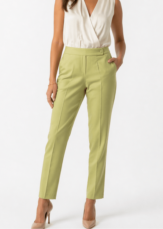 Pantalone capri donna vita alta colore verde chiaro con tasche a filo – vista frontale- indossato da modella - total look - Made in Italy Erica Bellucci
