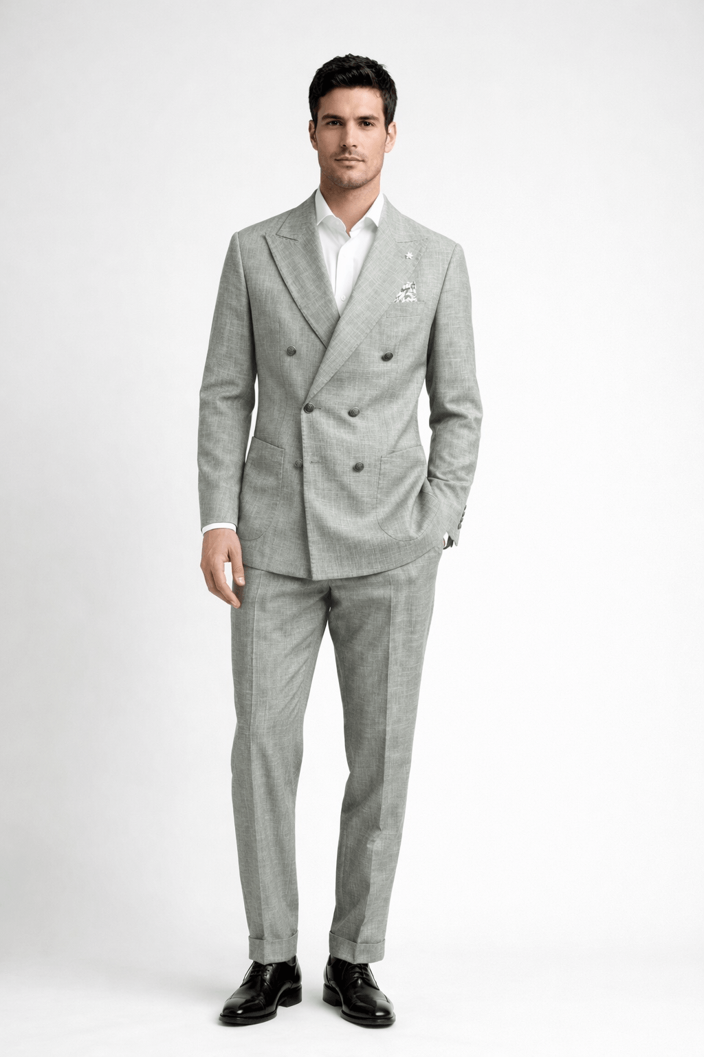 Abito uomo doppio petto verde fiammato indossato con camicia bianca — giacca con abbottonatura sovrapposta e pantalone con pince, Made in Italy Moro Uomo
