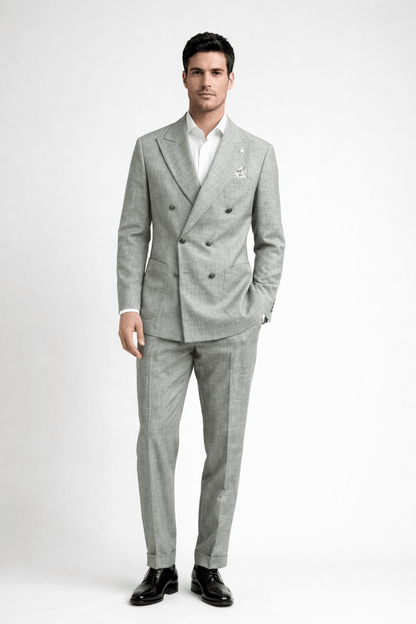 Abito uomo doppio petto verde fiammato indossato con camicia bianca — giacca con abbottonatura sovrapposta e pantalone con pince, Made in Italy Moro Uomo
