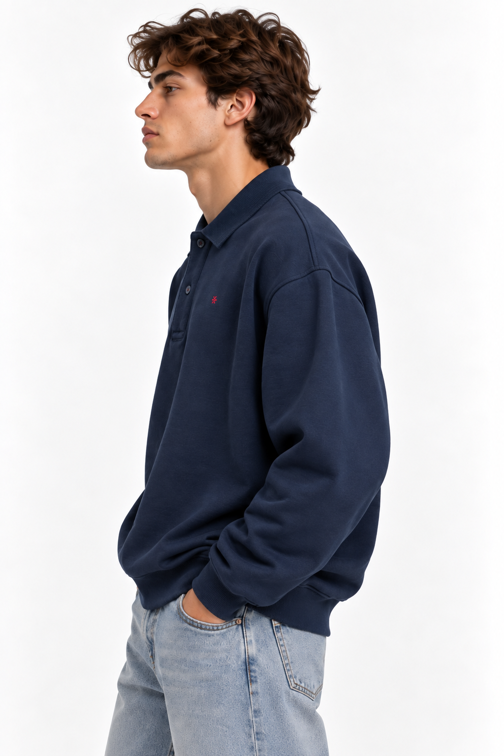 Polo uomo Valencia blu scuro a manica lunga indossata, vista laterale con spalla scesa e polsino a costina.
