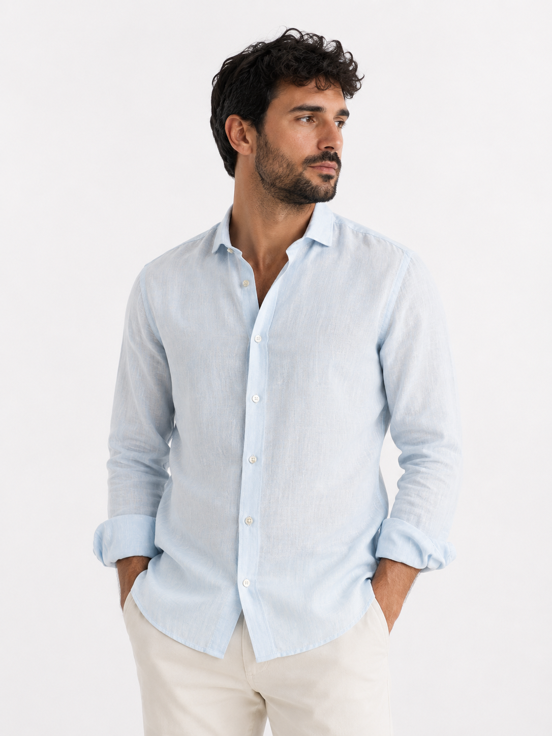 Camicia uomo in puro lino modello Katerina colore celeste – vista frontale indossata da modello.
