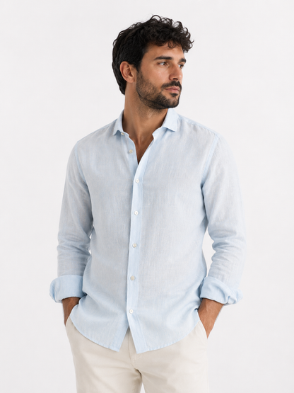Camicia uomo in puro lino modello Katerina colore celeste – vista frontale indossata da modello.
