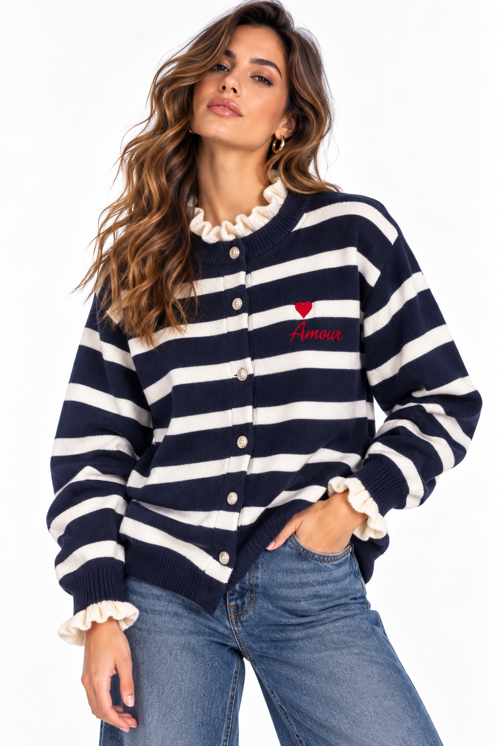 Cardigan donna 730 blu scuro a righe chiare indossato, con ricamo rosso Amour e volant al collo e ai polsi.