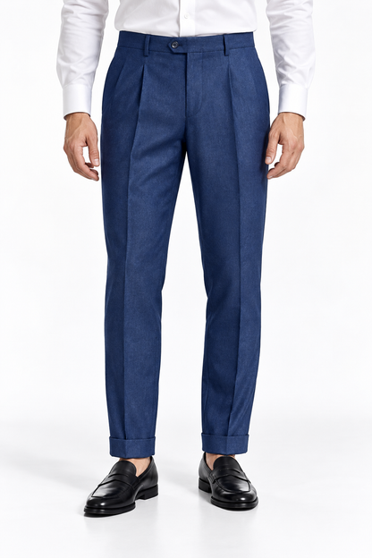 Pantalone uomo sartoriale 748 Moro blu, indossato, vista frontale con pinces e risvolto