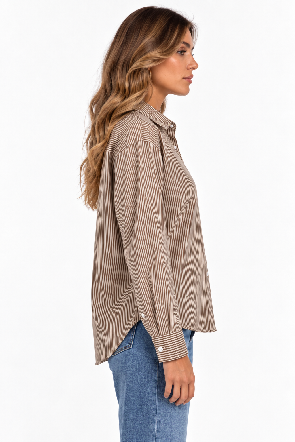 Camicia donna a righe Marao con maniche lunghe e fondo stondato, vista laterale - indossata da modella