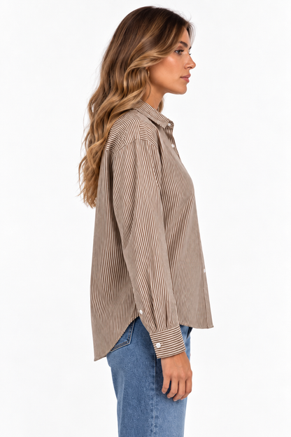 Camicia donna a righe Marao con maniche lunghe e fondo stondato, vista laterale - indossata da modella