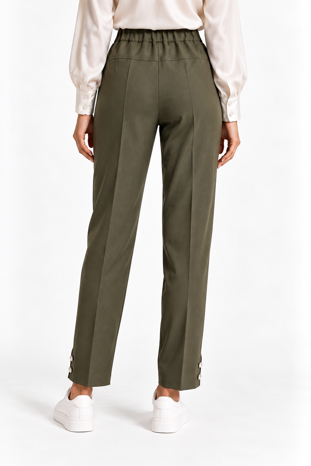 Pantalone Capri donna verde scuro indossato, vista posteriore con vita elasticizzata e bottoni sul fondo.