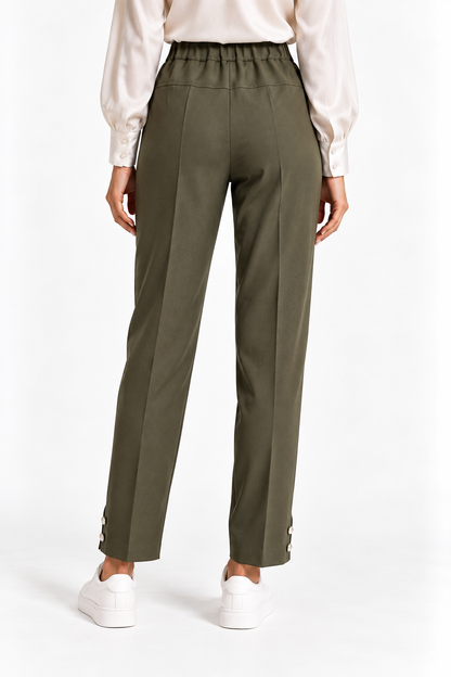 Pantalone Capri donna verde scuro indossato, vista posteriore con vita elasticizzata e bottoni sul fondo.