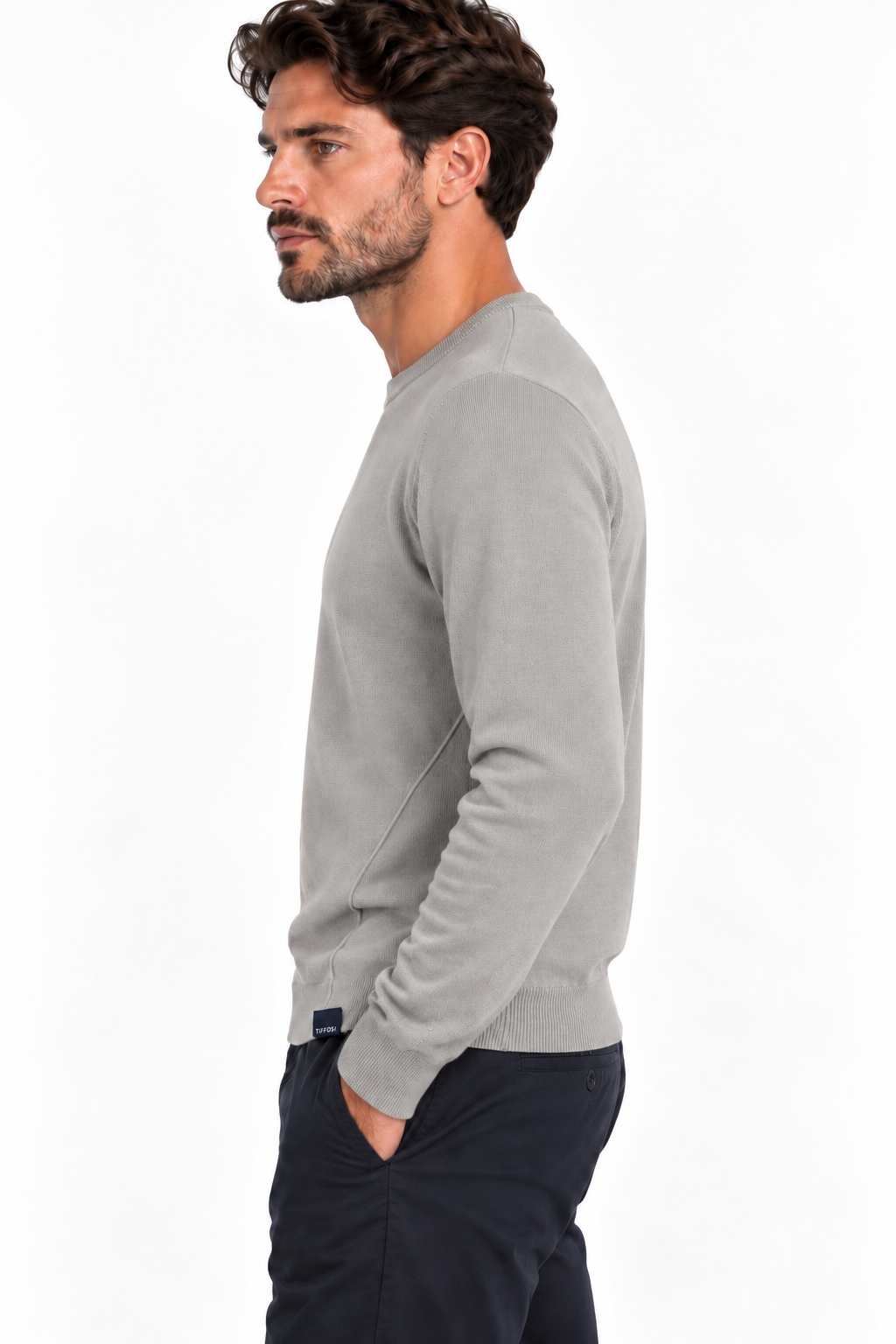 Maglione uomo Enzo Tiffosi grigio visto di profilo, con vestibilità regolare, girocollo, manica lunga e cucitura laterale sagomata