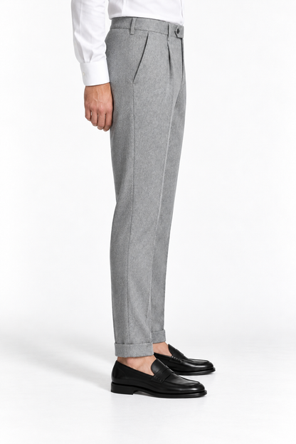 Pantalone uomo sartoriale 748 Moro grigio, indossato, vista laterale con tasca obliqua