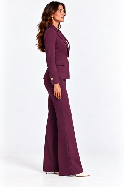 Tailleur donna Aletta wine indossato, vista laterale della giacca avvitata e del pantalone svasato.