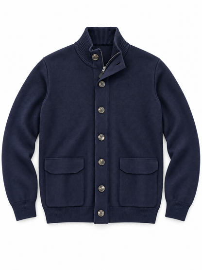 Cardigan uomo Moro 500 blu scuro, vista frontale con zip, bottoni, collo coreano e tasche applicate con pattina.
