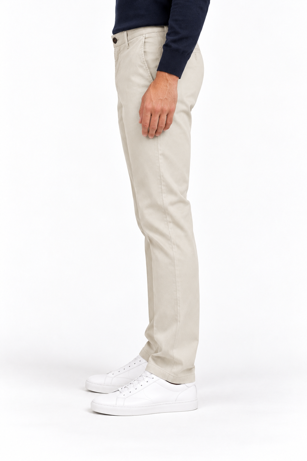 Pantalone uomo Moro 01S beige slim fit, vista laterale indossato.