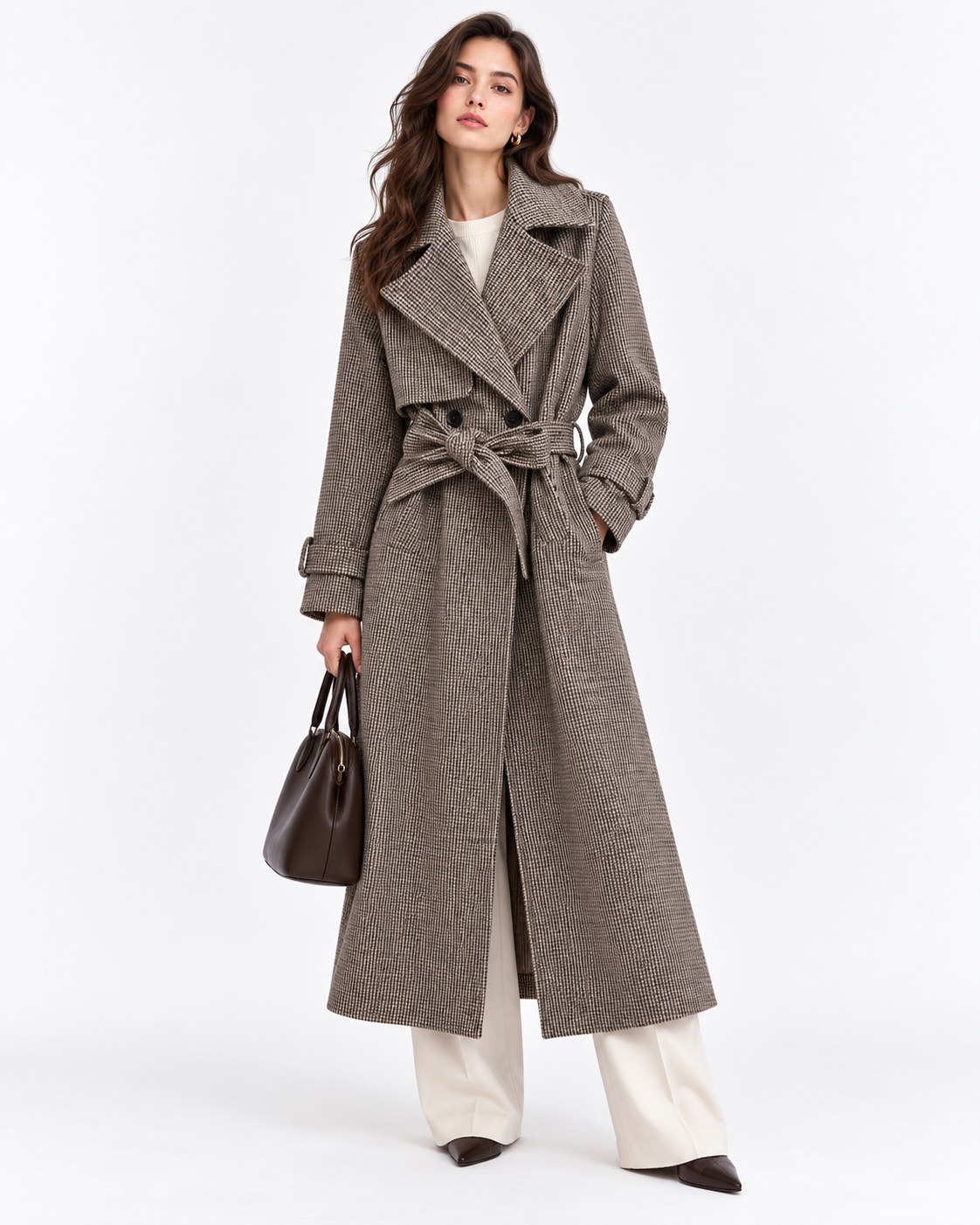 Cappotto lungo donna Candeem Tiffosi a microquadri marrone e beige, indossato frontalmente con cintura annodata in vita.