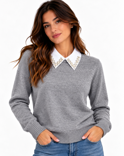 Maglia donna 926 grigio chiaro indossata frontalmente, con colletto bianco gioiello e maniche lunghe.