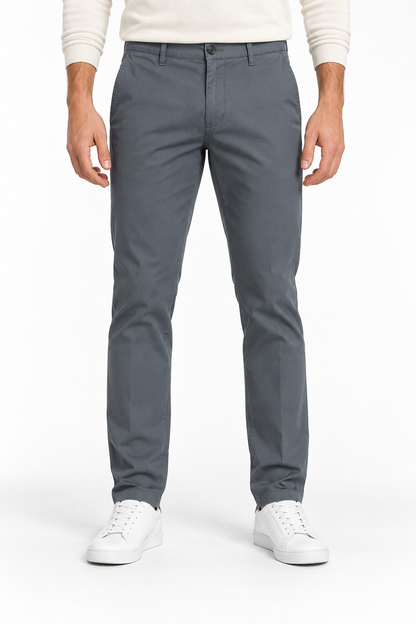 Pantalone uomo Moro 01S grigio scuro in cotone invernale, vista frontale indossato.