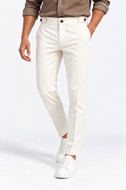 Pantalone uomo sartoriale Moro panna in punto Milano, indossato, vista frontale con regolazioni laterali in vita.
