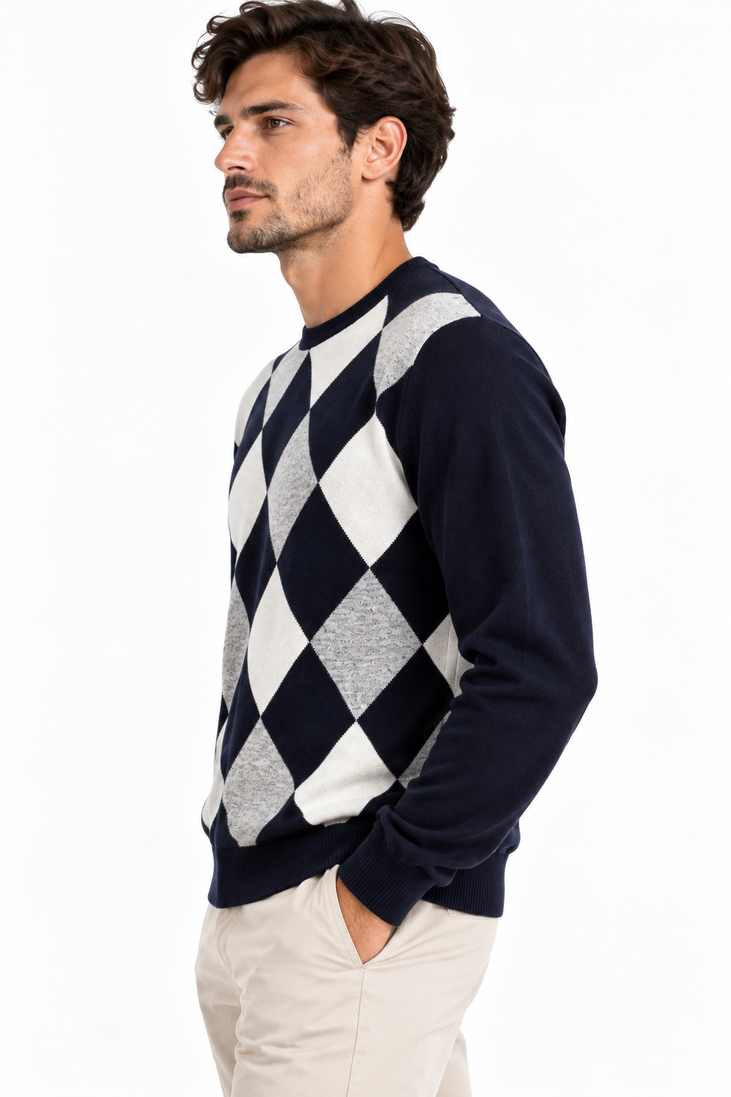 Vista laterale del maglione uomo Moro blu scuro, con maniche in tinta unita e motivo a rombi sul davanti.
