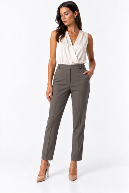 Pantalone donna invernale capri color fango a vita alta con tasche a filo, vista frontale indossato