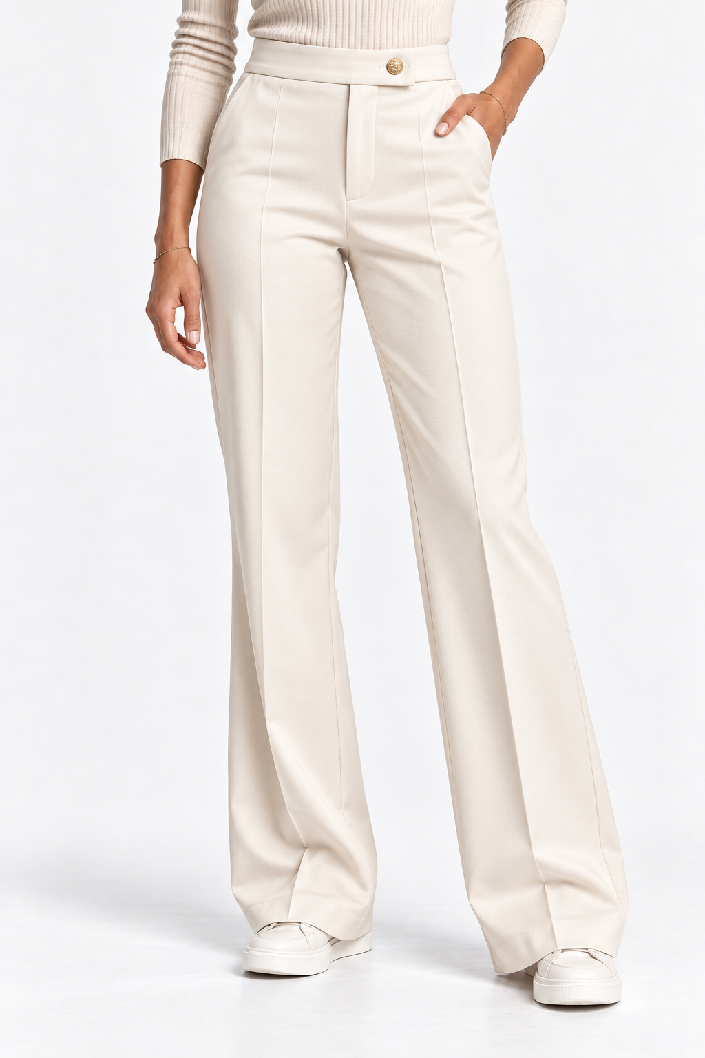 Pantalone donna a zampa 2958 panna indossato, vista frontale con vita alta e fondo svasato.
