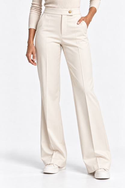 Pantalone donna a zampa 2958 panna indossato, vista frontale con vita alta e fondo svasato.
