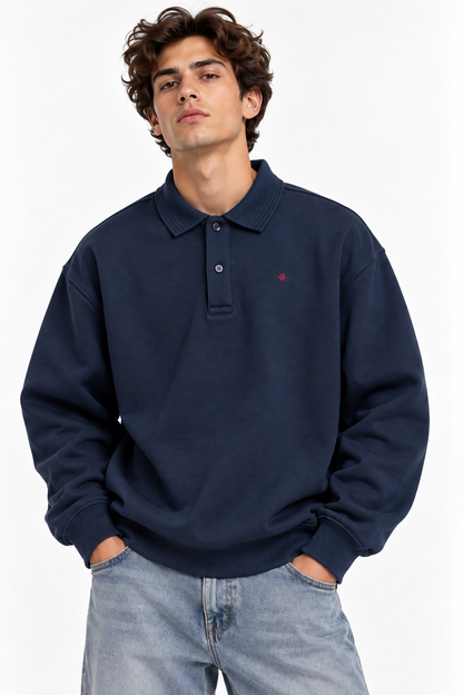 Polo uomo Valencia blu scuro a manica lunga indossata, vista frontale con colletto, due bottoni e piccolo logo rosso sul petto.
