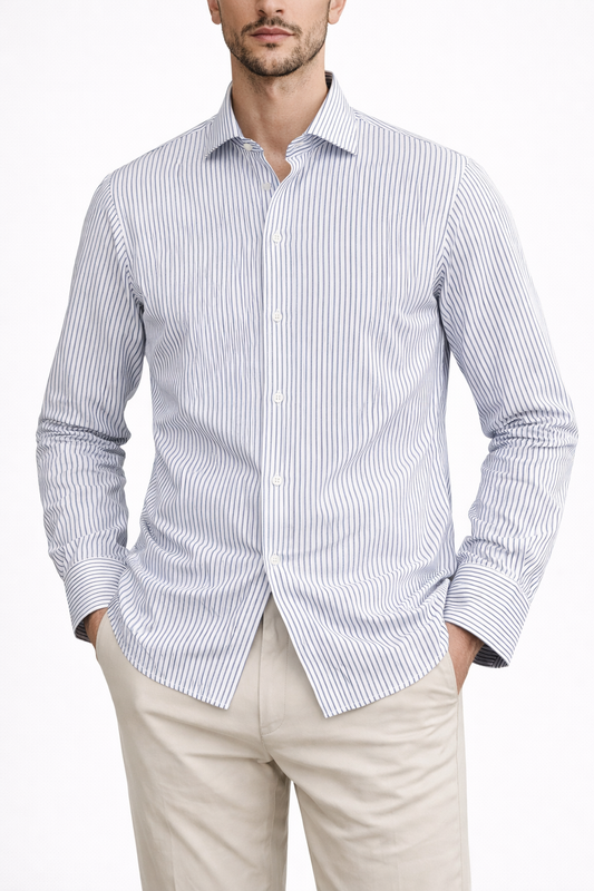 "Camicia uomo rigata blu - vista frontale - indossata da modello - tessuto cotone"