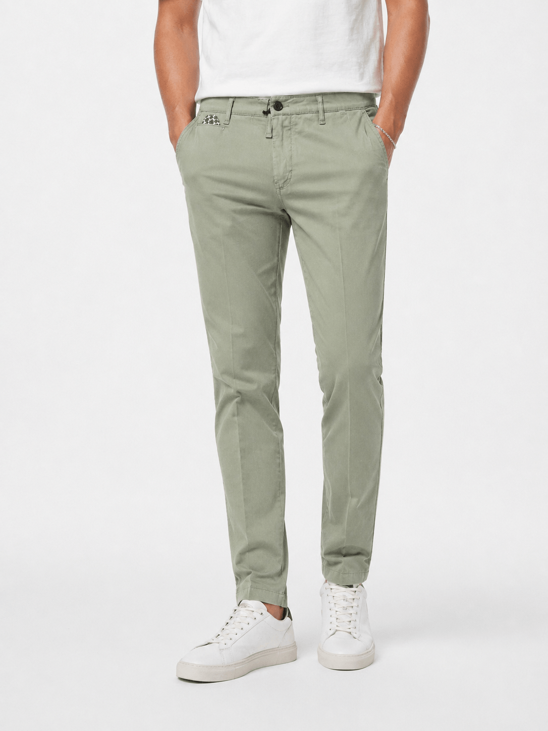 Pantalone uomo 644 slim fit, colore Salvia- indossato da modello – Manifattura Made in Italy, tasche america – Frarò