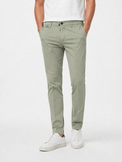 Pantalone uomo 644 slim fit, colore Salvia- indossato da modello – Manifattura Made in Italy, tasche america – Frarò