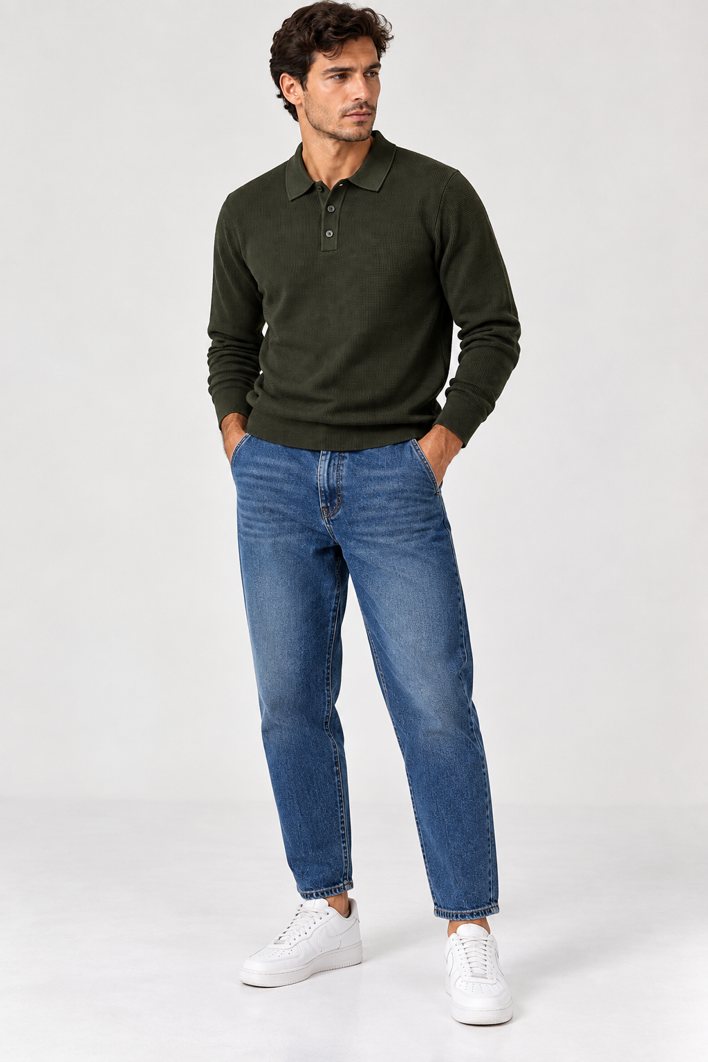 Jeans uomo Japan 2763 Moro indossati con polo wiser verde e sneakers, vista frontale a figura intera