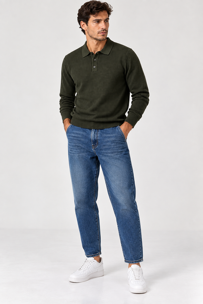 Jeans uomo Japan 2763 Moro indossati con polo wiser verde e sneakers, vista frontale a figura intera