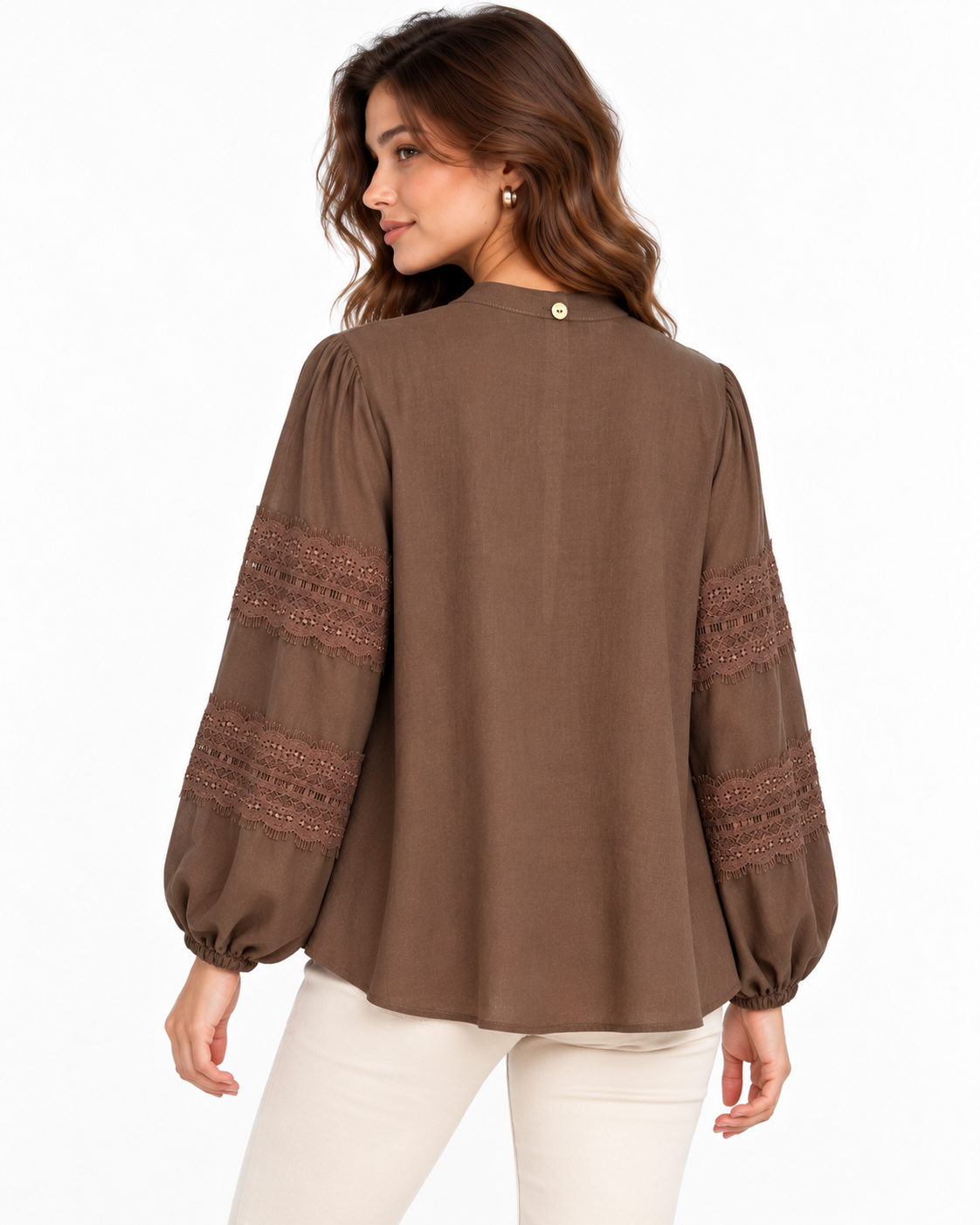 Camicia donna 144 marrone indossata, vista posteriore con fondo arrotondato e maniche in pizzo.
