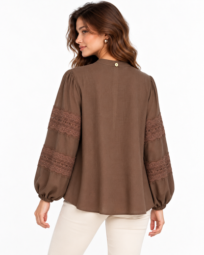 Camicia donna 144 marrone indossata, vista posteriore con fondo arrotondato e maniche in pizzo.