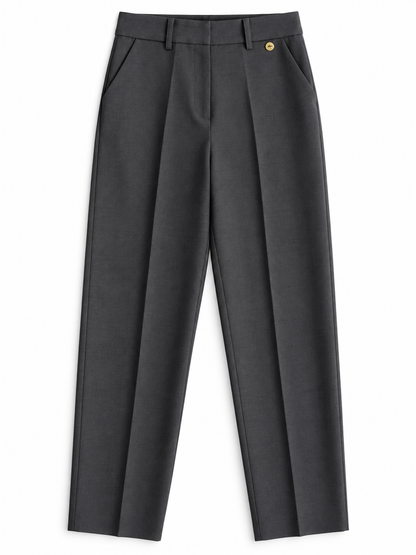 Pantalone donna sartoriale 026 grigio scuro non indossato, vista frontale con vita alta, pieghe e tasche laterali.