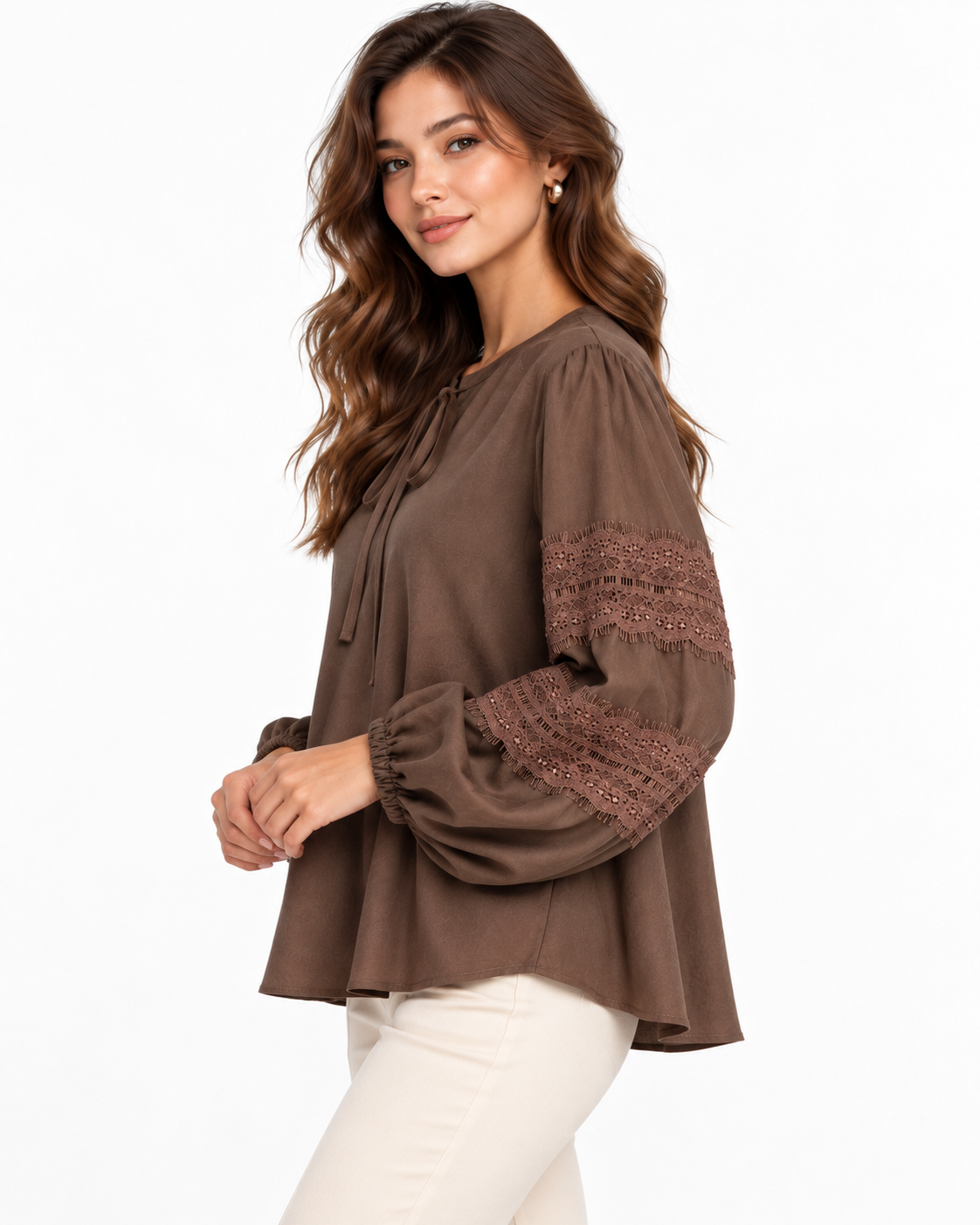 Camicia donna 144 marrone indossata, vista laterale con maniche a sbuffo e inserti in pizzo.
