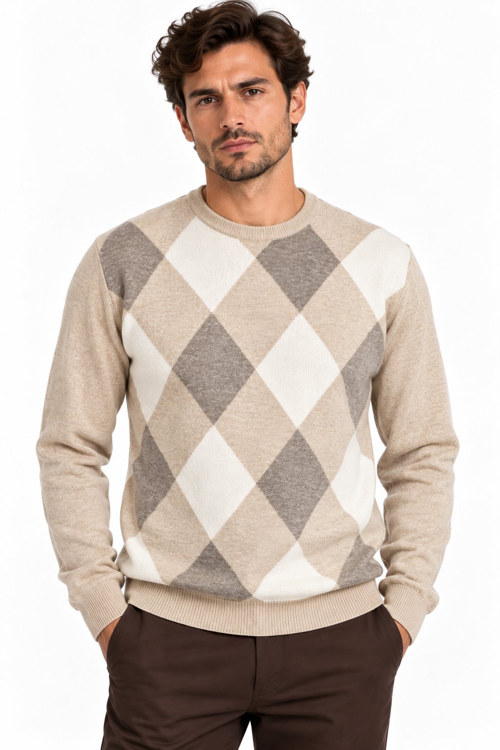Maglione uomo Moro beige girocollo, indossato, con motivo a rombi beige, panna e tortora sul davanti.
