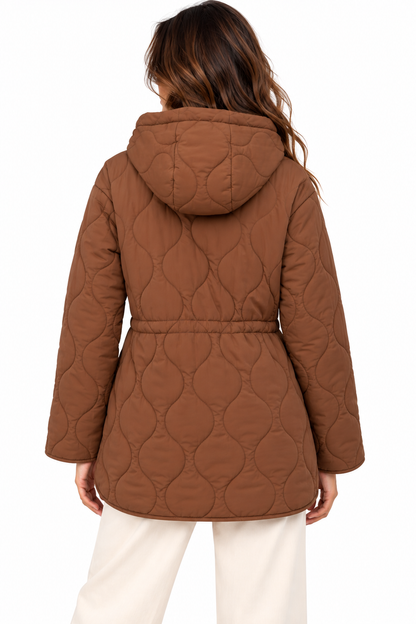 “Giubbotto donna Lea Tiffosi camel indossato, vista posteriore della trapuntatura e del cappuccio”