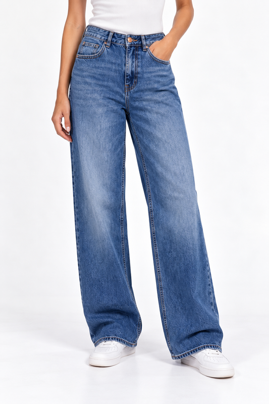 Jeans donna blu denim wide leg lunghezza intera modello Celine 10 Frarò, vista frontale su modella 