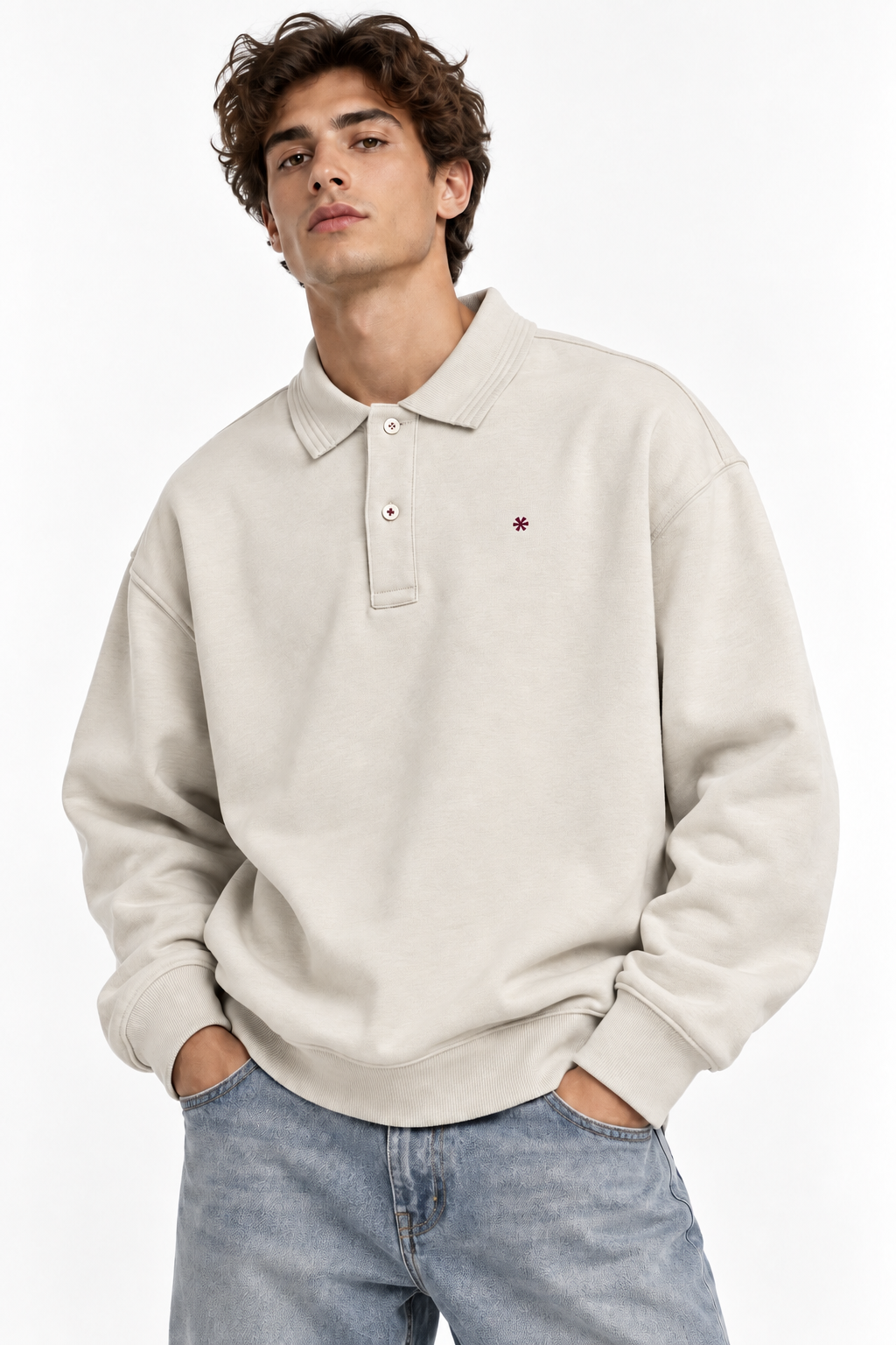 Polo uomo Valencia beige a manica lunga indossata, vista frontale con colletto, due bottoni e piccolo logo rosso sul petto.