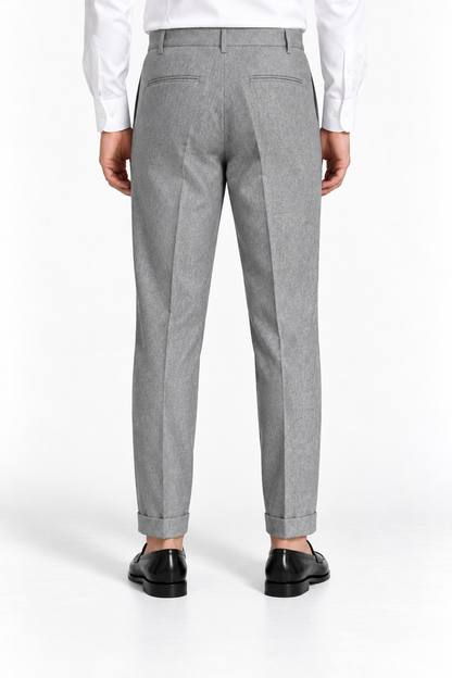 Pantalone uomo sartoriale 748 Moro grigio, indossato, vista posteriore con tasche a filetto