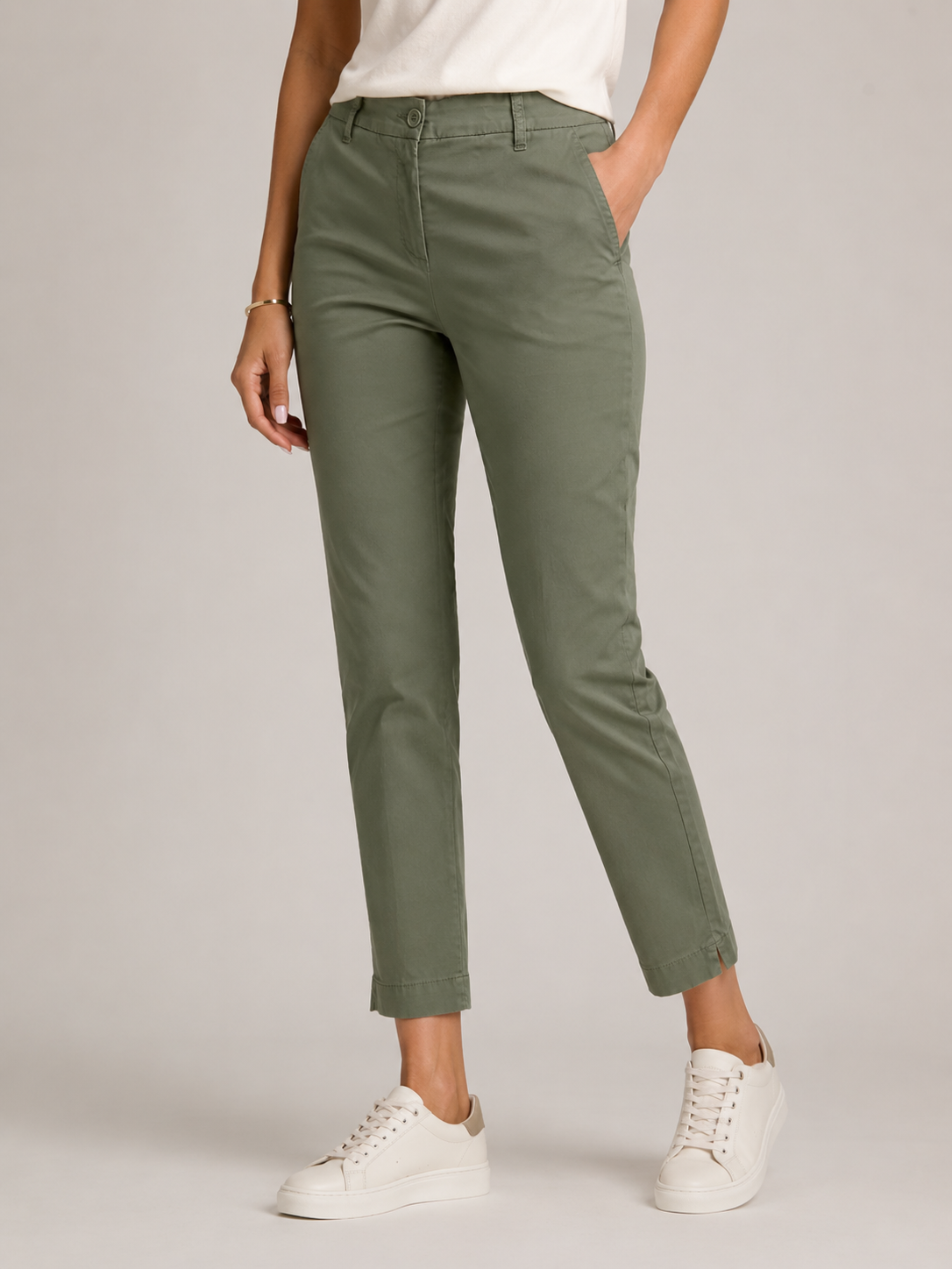 "Pantalone Any donna in cotone Capri colore militare, vista frontale indossato da modella"