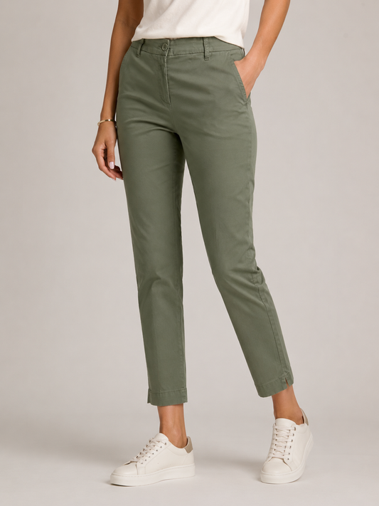 "Pantalone Any donna in cotone Capri colore militare, vista frontale indossato da modella"