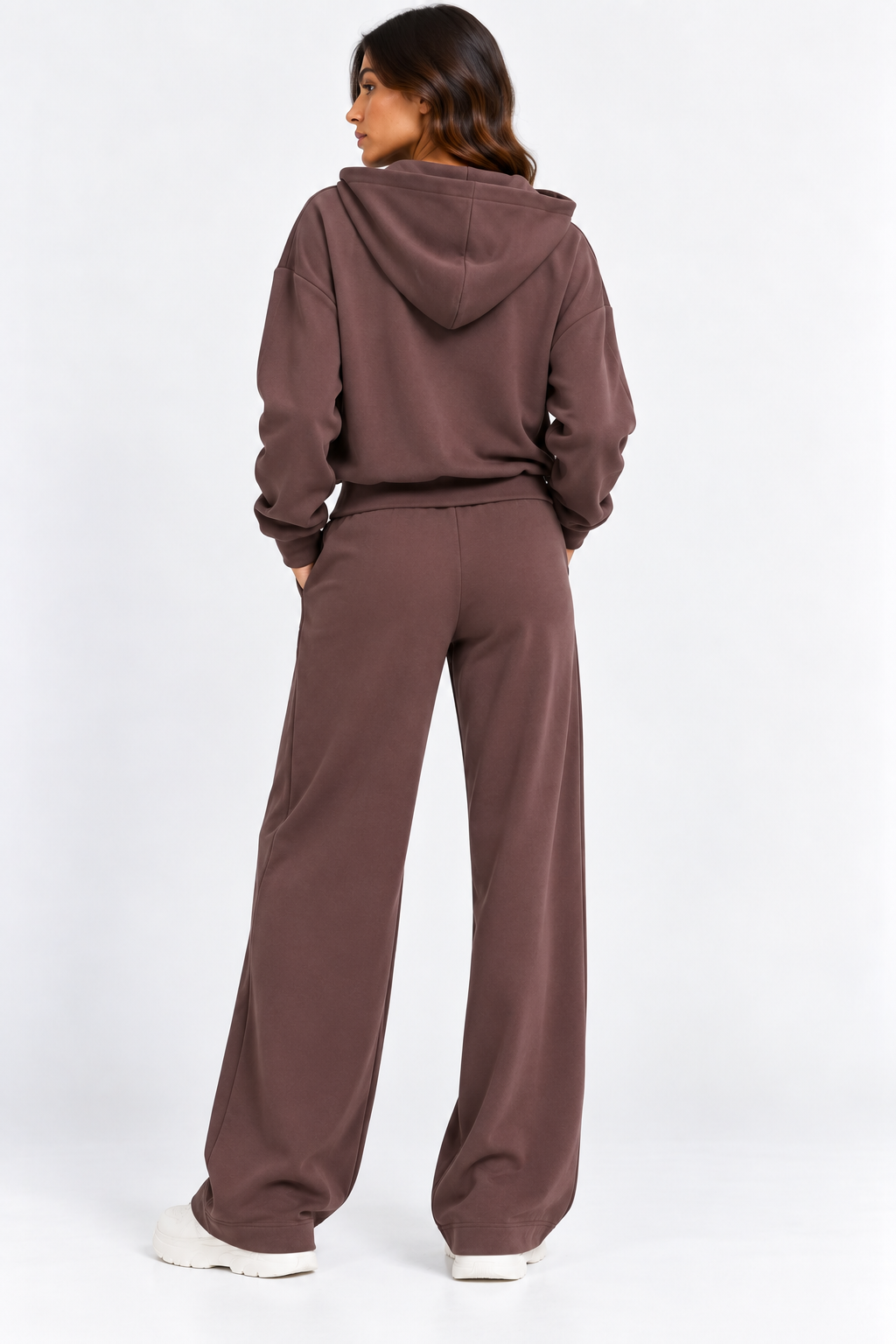 Tuta donna Pam color cioccolato vista da dietro, con cappuccio e pantaloni a gamba larga