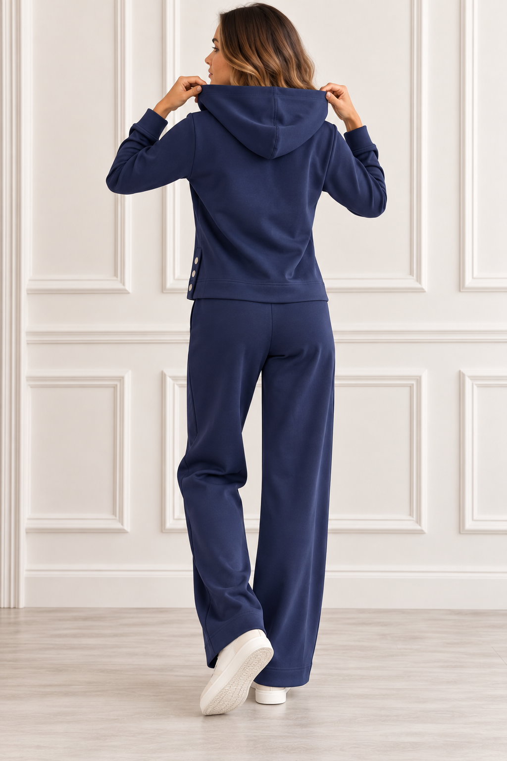 Tuta donna Olivia blu Tiffosi vista posteriore, con felpa con cappuccio e pantalone palazzo