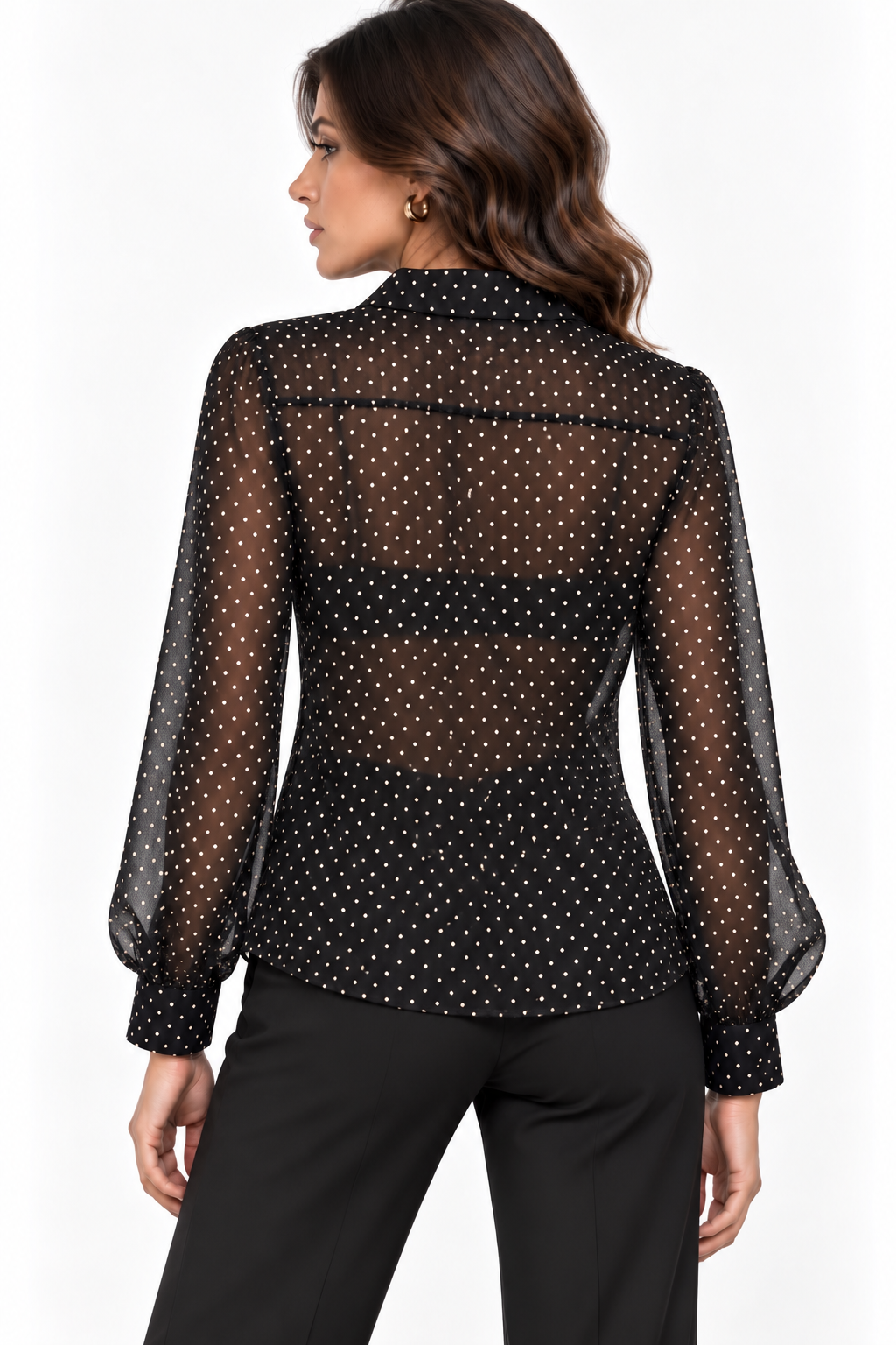Camicia donna Erica Bellucci nera a pois color fango vista posteriormente indossata, con tessuto velato, maniche lunghe e polsini ampi.